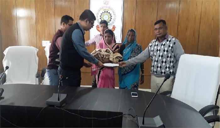 मृतक के परिवार को दी सहायता राशि मृतक के परिवार को दी सहायता राशि