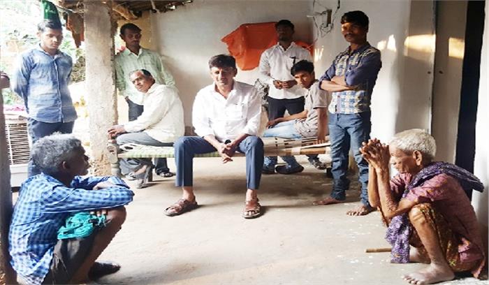 मृतक के परिजनों से मिलने पहुंचे विधायक चोपड़ा