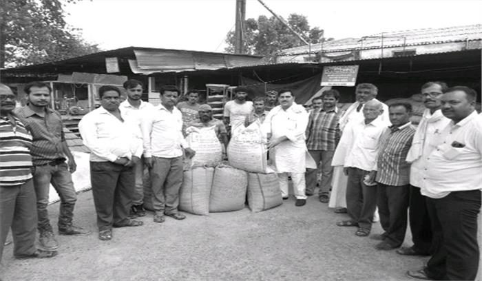 मृतक किसान के परिजनों को कांग्रेस ने उपलब्ध कराया बीज व खाद