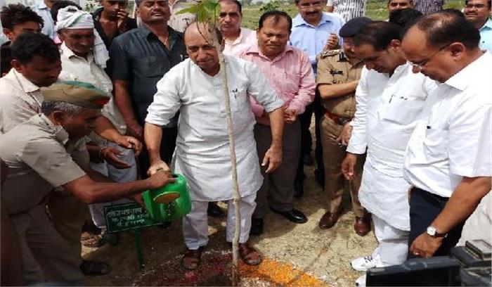 दीनदयाल उपवन में वृक्षारोपण कर पर्यावरण के प्रति किया जागरूक