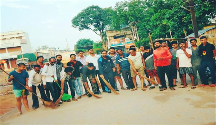 दीनदयाल उपाध्याय जयंती के अवसर पर नगर में चलाया स्वच्छता अभियान
