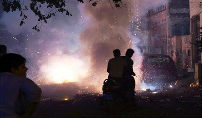 दीपावली से पूर्व प्रदूषण बढ़ा, पटाखा विक्रेताओं पर नकेल कसेगी सरकार