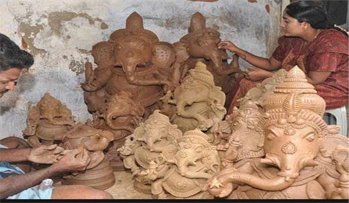 कुम्भकारों के घर में आज भी अंधेरा है और लक्ष्मी उनसे दूर