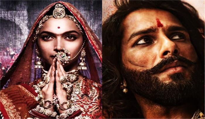 मुंबई के सिनेमाघर में पद्मावत देखने के लिए उमड़ी भीड़