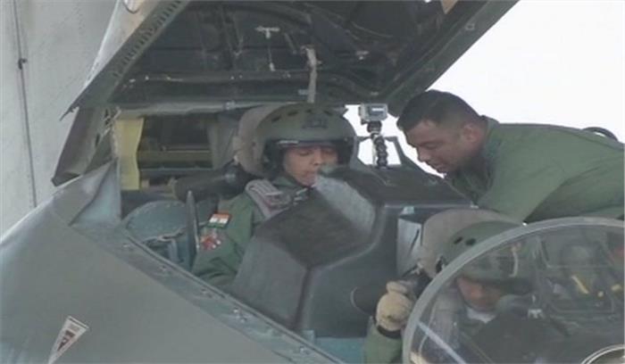 पहली महिला रक्षा मंत्री निर्मला सीतारमण ने भरी सुखोई में उड़ान