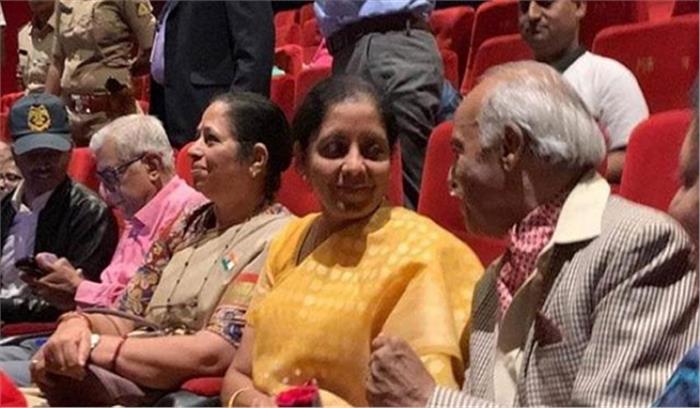 रक्षामंत्री सीतारमण ने बेंगलुरू में देखी फिल्म उरी