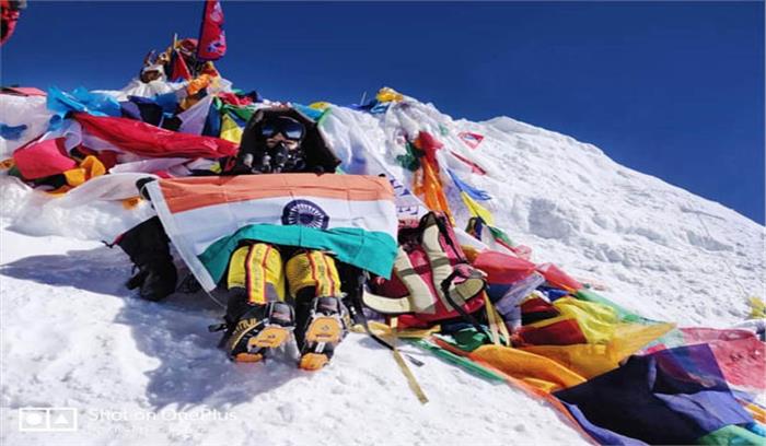 राज्यपाल ने पर्वतारोही अमीषा को सम्मानित किया