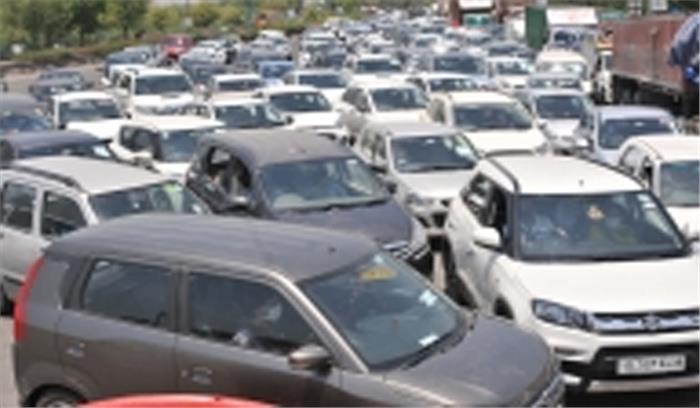 दिल्ली-गाजियाबाद बार्डर पर फिर लगी वाहनों की लाइनें, भीड़ में पास-धारक भी बहा रहे पसीना