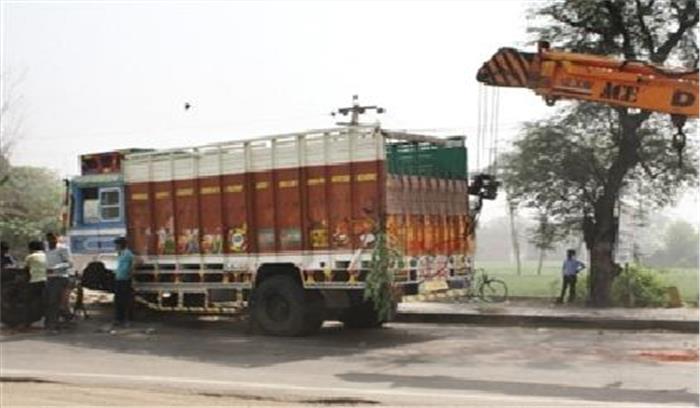 दिल्ली-मेरठ हाईवे पर जाम से जूझे वाहन