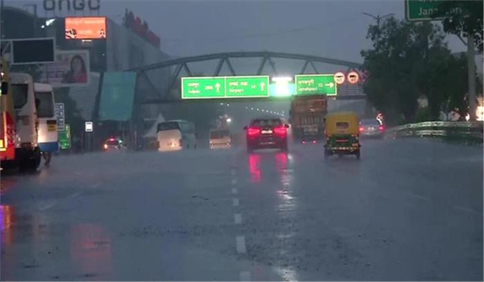 दिल्ली-एनसीआर में सुबह-सुबह तेज बारिश, गर्मी से लोगों को मिली राहत