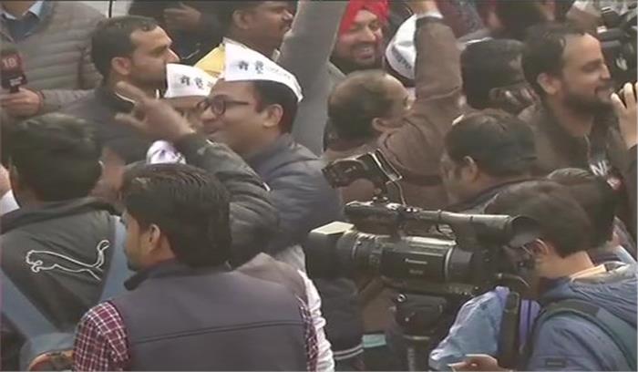 दिल्ली चुनाव : आप कार्यालय में जश्न की तैयारी