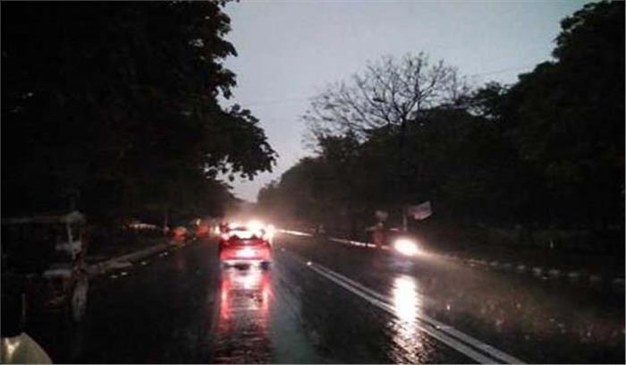 दिल्ली में छाए रहे बादल, वायु गुणवत्ता में भी सुधार