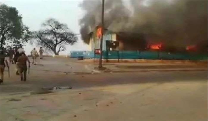 दिल्ली : साथी का शव मिलने के बाद शेल्टर होम में पथराव-आगजनी, कई हिरासत में दिल्ली : साथी का शव मिलने के बाद शेल्टर होम में पथराव-आगजनी, कई हिरासत में