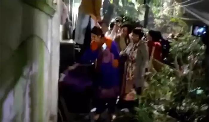 दिल्ली : सीएम हाउस के बाहर तोड़फोड़, भाजपा कार्यकर्ताओं ने कैमरा तोड़ा