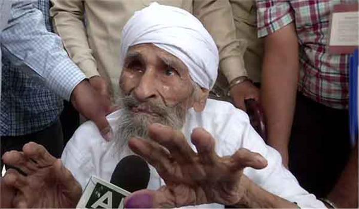 दिल्ली के सबसे बुजुर्ग मतदाता 111 वर्षीय बचन सिंह ने किया मतदान
