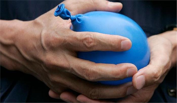 दिल्ली में महिलाओं पर मनचले ने फेंका पेशाब भरा गुब्बारा