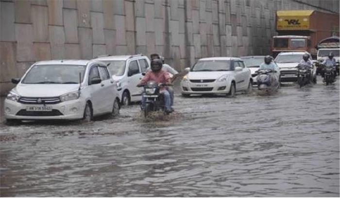 दिल्ली में बारिश से मौसम हुआ सुहावना