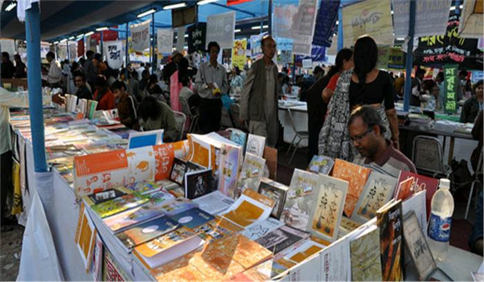 दिल्ली पुस्तक मेला : पुस्तक प्रेमियों ने छुट्टी का खूब लाभ उठाया