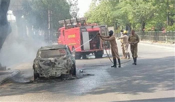 दिल्ली : कार में लगी आग, पुलिस ने सुरक्षित बचाया दूल्हा