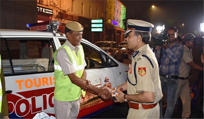 दिल्ली की दिवाली : 500 गिरफ्तार, 10 हजार किलो पटाखे जब्त, पुलिस आयुक्त ने आधी रात बांटी मिठाई