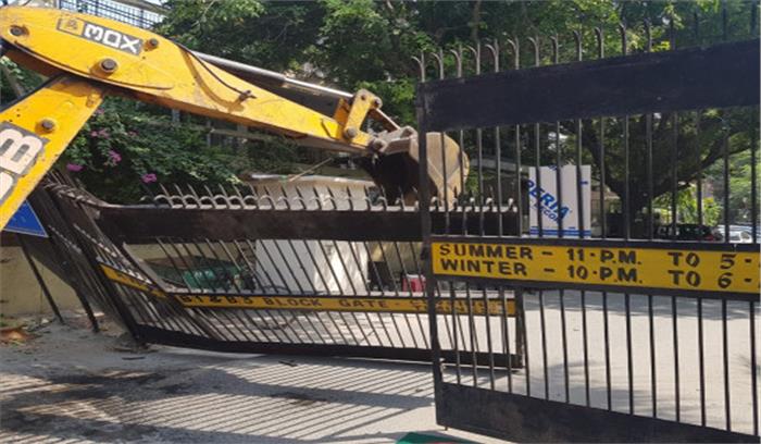 दिल्ली : निगम ने सोसाइटी के गेट तुड़वाए, आप बोली, फिर से लगवाएंगे
