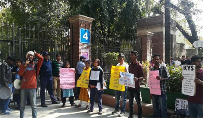 दिल्ली विश्वविद्यालय में पुनर्मूल्यांकन के जरिये कमाई से परेशान छात्र कर रहें प्रदर्शन