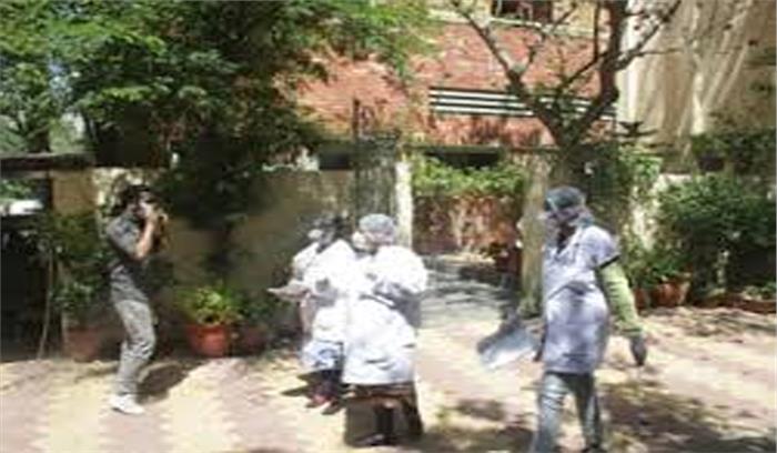 दिल्ली की डिफेंस कॉलोनी में कोरोना के 3 मामले पाए जाने के बाद गार्ड पर मुकदमा दर्ज