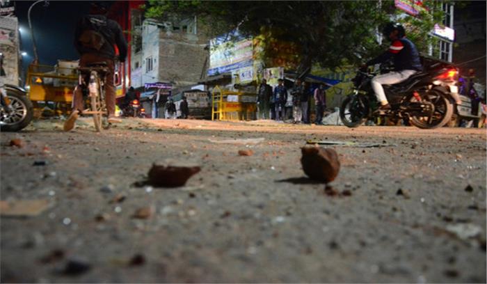 दिल्ली : मौजपुर में सीएए को लेकर दो पक्षों में भिड़ंत के बाद पुलिस ने किया फ्लैग मार्च