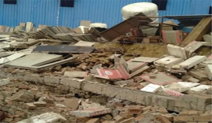 दिल्ली: नजफगढ़ में दीवार गिरने से दो की मौत दिल्ली: नजफगढ़ में दीवार गिरने से दो की मौत