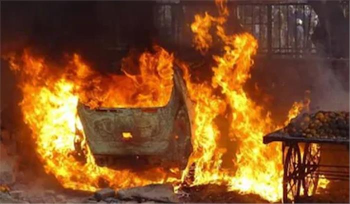 जल उठी दिल्ली, हेड कॉन्स्टेबल समेत 4 की मौत, 37 पुलिसवाले जख्मी