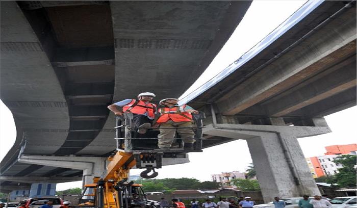 दिल्ली में फ्लाईओवर से गिरा ट्रक, चालक की मौत, 2 घायल दिल्ली में फ्लाईओवर से गिरा ट्रक, चालक की मौत, 2 घायल