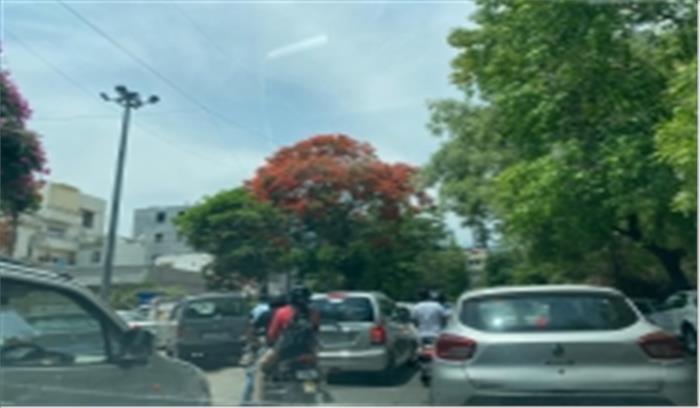 दिल्ली-गाजियाबाद सीमा पर भीड़, ट्रैफिक हुआ धीमा दिल्ली-गाजियाबाद सीमा पर भीड़, ट्रैफिक हुआ धीमा