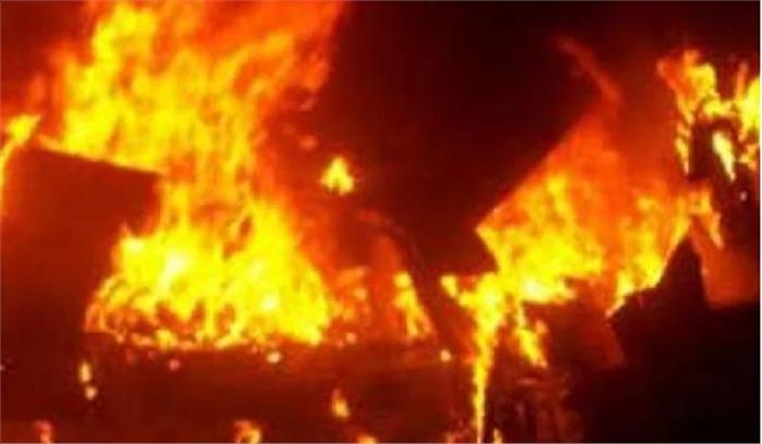 दिल्ली में जूते के गोदाम में लगी आग