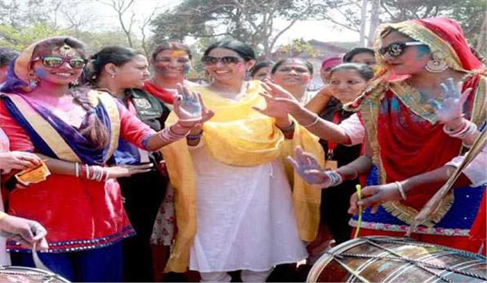 देशभर में होली की धूम में नजर आई लोगों की टोलियां
