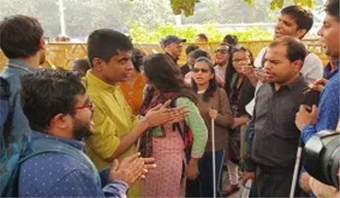 दिल्ली : 12 दिन में दूसरी बार घिरा पुलिस मुख्यालय, जेएनयू दिव्यांग छात्रों ने डेरा डाला