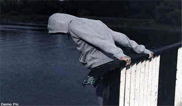 नोएडा को जोड़ने वाले डीएनडी फ्लाईओवर से कूद कर व्यक्ति ने जान दी