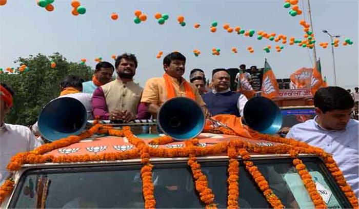 मनोज तिवारी के विशाल रोड शो में सपना चौधरी और खेसारी लाल