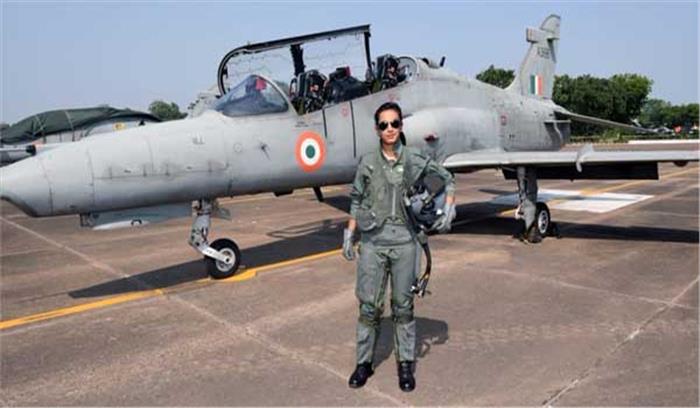 फ्लाइट लेफ्टिनेंट मोहना सिंह हॉक जेट उड़ाने वाली पहली महिला