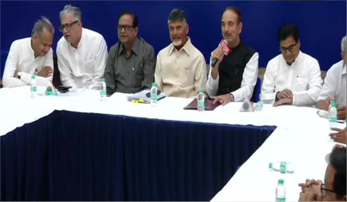 दिल्ली में जुटे 19 विपक्षी दलों के नेता, शिकायत लेकर पहुंचे चुनाव आयोग