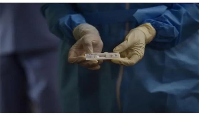 दिल्ली : विहिप ने एमसीडी अस्पताल के डॉक्टर और नर्स को बांटे पीपीई किट