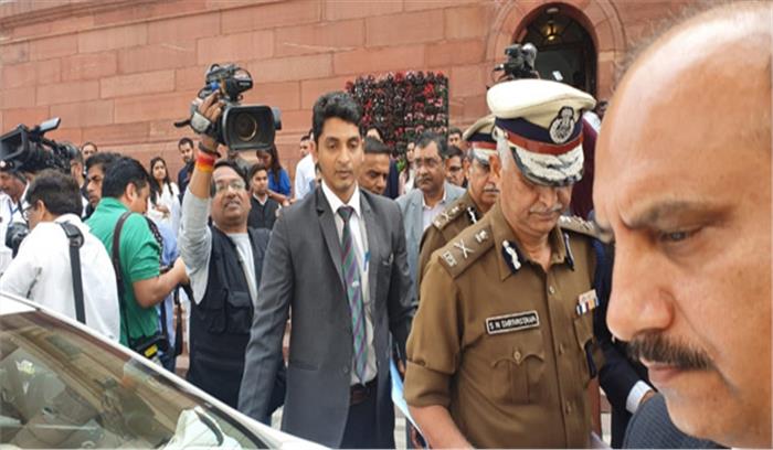 दिल्ली की सीमाएं सील, पुलिस ने जारी की कर्फ्यू-पास की सूचना