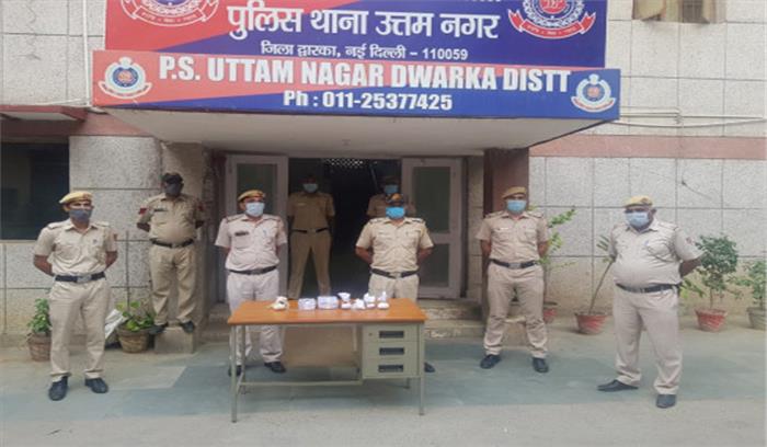 दिल्ली : तीन करोड़ की प्रतिबंधित दवा के साथ 5 गिरफ्तार, दो महिलाएं भी शामिल दिल्ली : तीन करोड़ की प्रतिबंधित दवा के साथ 5 गिरफ्तार, दो महिलाएं भी शामिल