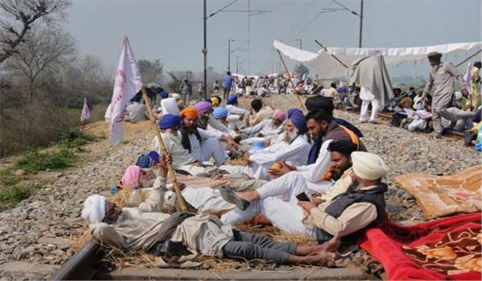 पंजाब में किसानों का प्रदर्शन, 25 ट्रेनें हुईं रद्द पंजाब में किसानों का प्रदर्शन, 25 ट्रेनें हुईं रद्द