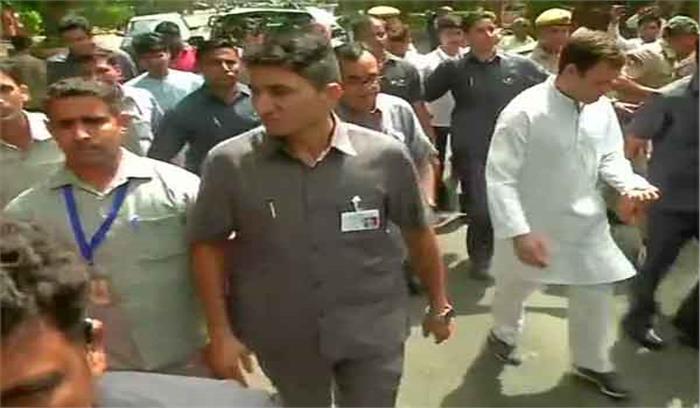 राहुल गांधी पैदल चलकर पहुंचे पोलिंग बूथ, डाले वोट, कहा चुनाव में प्यार की जीत होगी राहुल गांधी पैदल चलकर पहुंचे पोलिंग बूथ, डाले वोट, कहा चुनाव में प्यार की जीत होगी