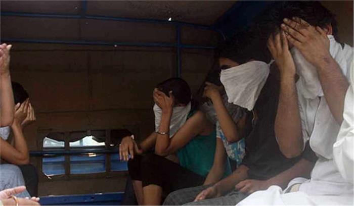 दिल्ली में सेक्स रैकेट का भंडाफोड़, महिला आयोग ने एक लड़की को बचाया