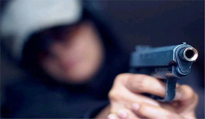 दिल्ली : महिला ने मां और भाई पर गोली चलाई