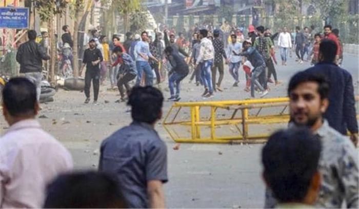 दिल्ली : सीएए विरोधी और समर्थकों के बीच पथराव, 12 घायल 
