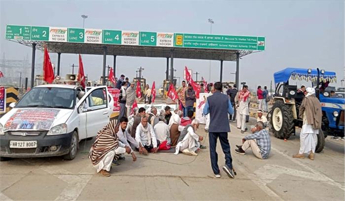 दिल्ली किसान आंदोलन के समर्थन मेें वाहनों को टोल फ्री कराया