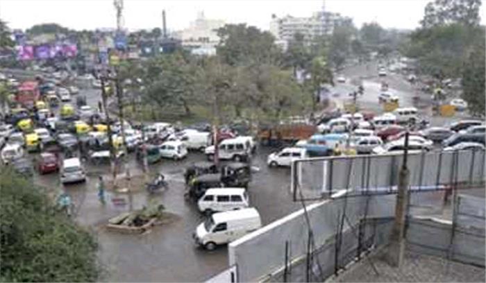 दिल्ली में बरसात से राहत, जलभराव, जाम से आफत