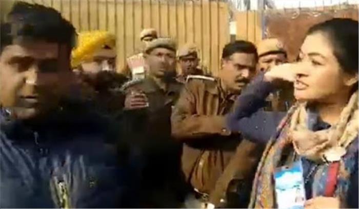 अलका लांबा पर आप कार्यकर्ता की टिप्पणी को लेकर मतदान केंद्र के बाहर हंगामा